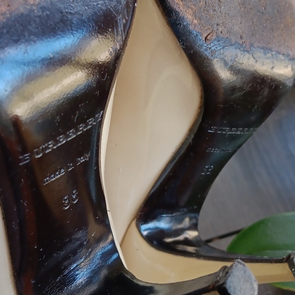 Authentic Burberry heels patent leather size 38 - Picture 10 of 11